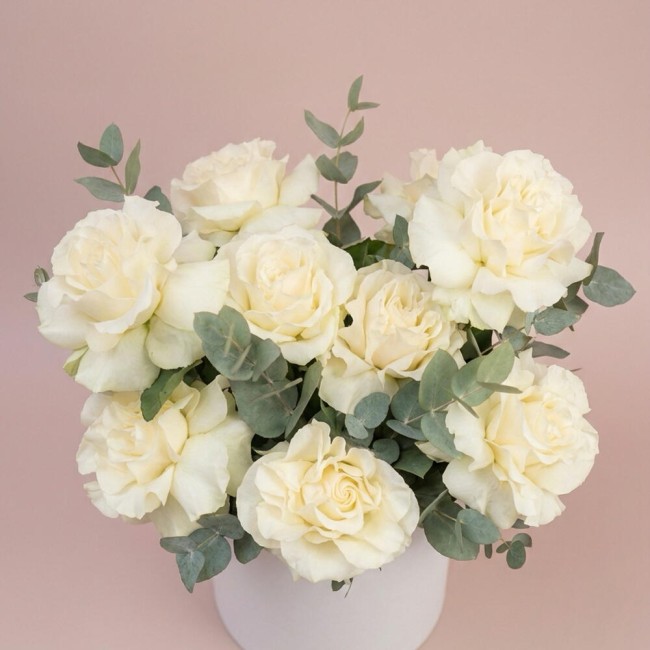 Букет цветов "Шляпная коробка Ин уайт"